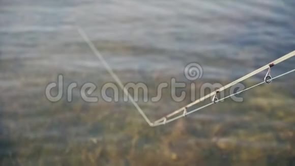 一个渔夫捕捉到了一个奖杯鱼旋转器动作很慢视频的预览图