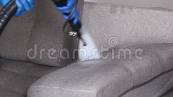 清洁服务带手套和统一真空清洁沙发的管理员配备专业设备视频的预览图