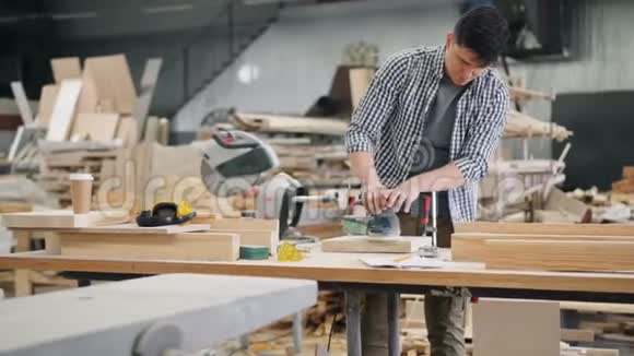 漂亮的木工用电动机器抛光木材视频的预览图