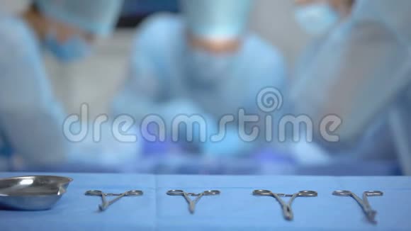 护士给外科医生剪刀在手术室协助工作视频的预览图