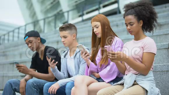 十几岁的青少年朋友一起使用智能手机缺乏沟通视频的预览图