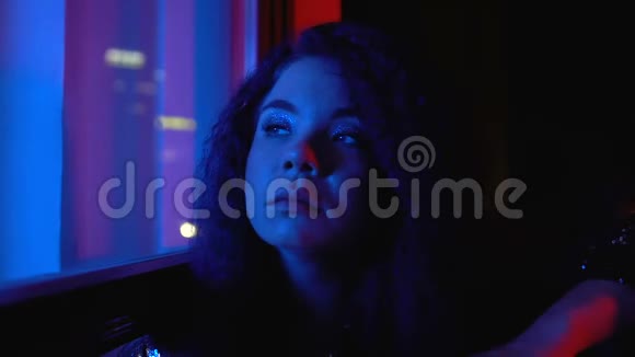 醉醺醺的女酒吧坐在露台上派对宿醉晚上的生活方式视频的预览图