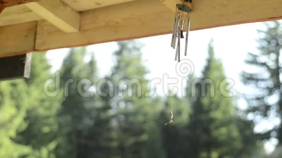 木屋内有冷杉背景的捕风器视频的预览图