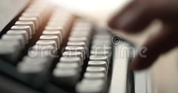 手打字打字机特写视频的预览图