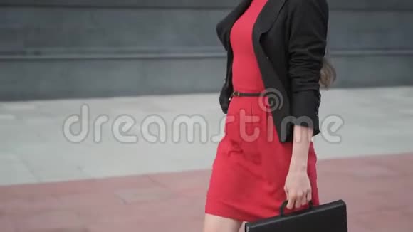 一位穿着鲜红色连衣裙的女商人的肖像视频的预览图
