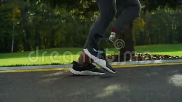 残疾妇女穿着运动鞋在路上跑步户外女孩脚训练视频的预览图