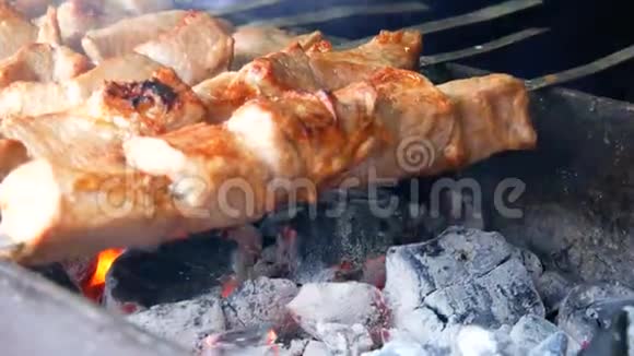 烤架上的烧烤夹起来视频的预览图