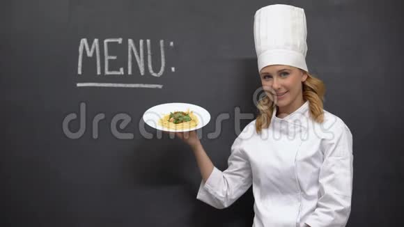 女厨师拿着面盘黑板上有菜单字视频的预览图