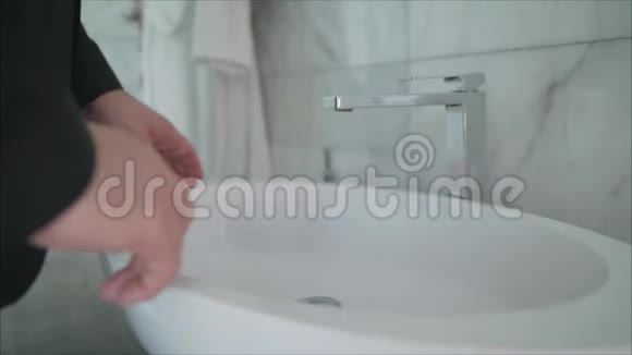 预防冠状病毒一个人在水槽里彻底洗手一个人把液体肥皂倒进他的手里从水中涌出视频的预览图