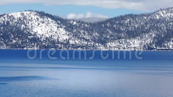 冬天有山的高山湖视频的预览图