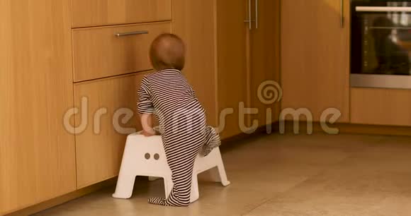 厨房里的婴儿攀爬阶梯凳子视频的预览图