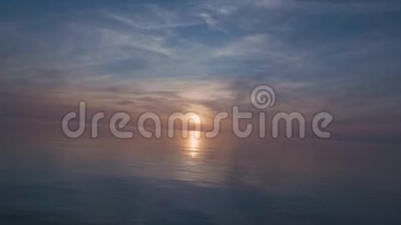 令人惊叹的湖面日落从船上观看视频的预览图