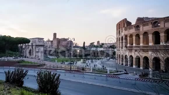 罗马日落时罗马君士坦丁竞技场和拱门的时间推移视频的预览图