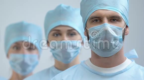 专业医生穿着统一的相机合格的医疗队外科视频的预览图