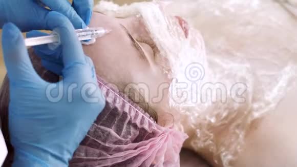 为年轻女性注射前额部位的美容剂视频的预览图