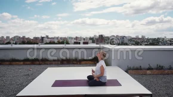 年轻女子在瑜伽垫上练习瑜伽体式视频的预览图