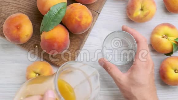 桃汁倒入杯中视频的预览图