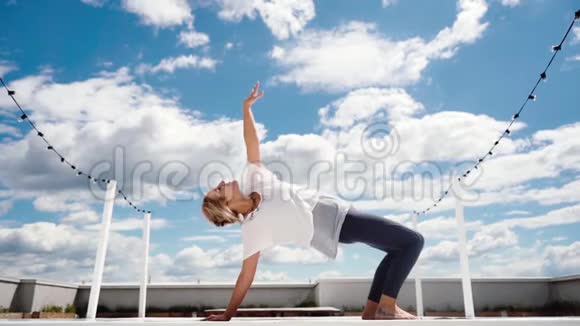 做瑜伽的年轻女性做伸展身体的运动视频的预览图