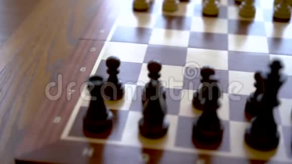 棋子放在棋盘上棋局开始国际象棋放在棋盘上视频的预览图