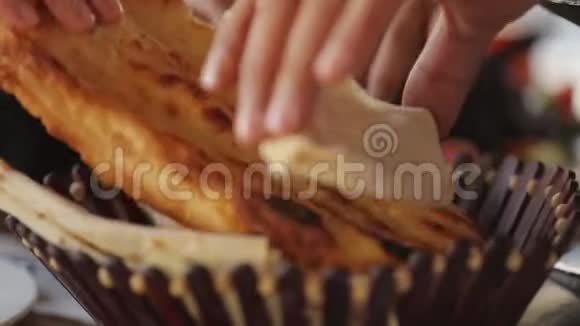 从热炉里取出的皮塔面包拉瓦什是近东各国的传统面包视频的预览图