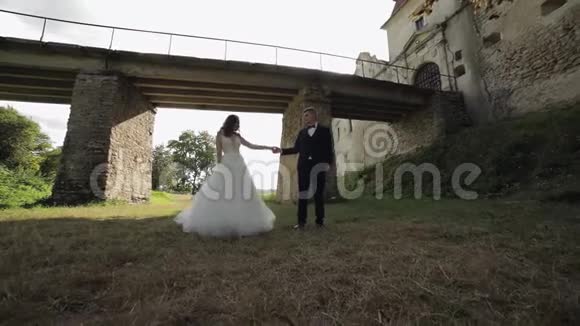 新郎新娘在古堡桥附近跳舞新婚夫妇新婚夫妇视频的预览图