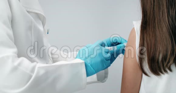 为少女做疫苗注射护士视频的预览图