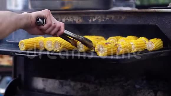 在烤架特写上煮玉米人翻玉米不烧烤视频的预览图