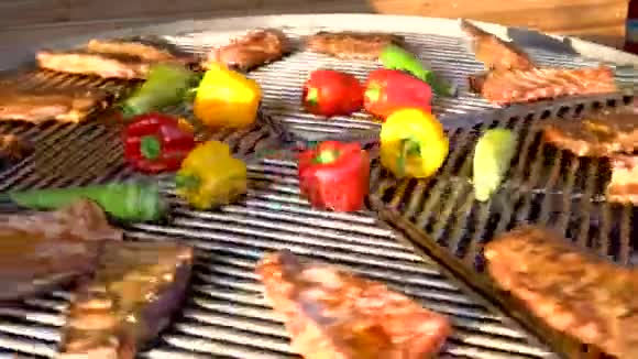 烧烤猪排骨菜焦了市场上格栅上的烧肉排骨在黑暗中烧烤炉上烧烤街头视频的预览图