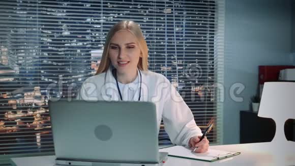 女医生用电脑与病人进行网上视频通话并提出建议视频的预览图