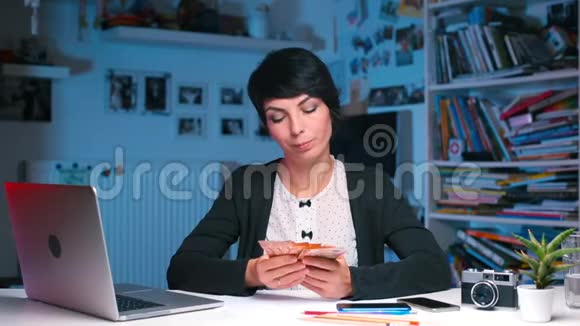一个女人赚钱开始在她的脸上挥手视频的预览图