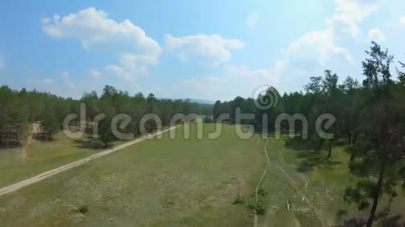 骑马的空中景观视频的预览图