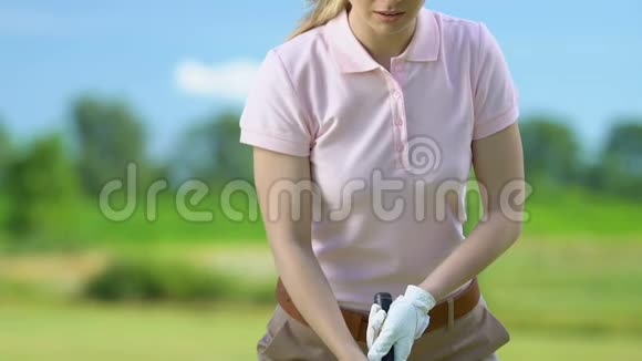 女人试图打高尔夫球但感觉肘部疼痛上升俱乐部关节问题视频的预览图