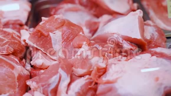 在商店里展示肉猪肉零售业的特写视频的预览图