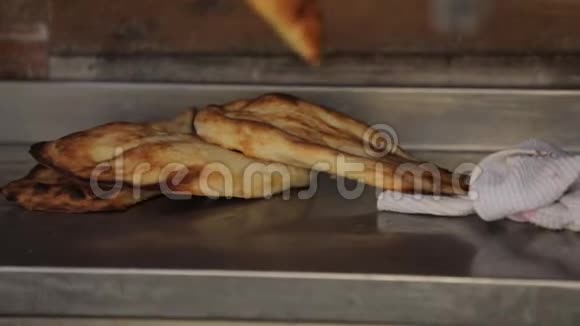 从热炉里取出的皮塔面包拉瓦什是近东各国的传统面包视频的预览图
