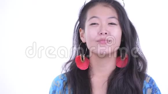 幸福美丽的亚洲旅游妇女的脸思考和准备度假视频的预览图