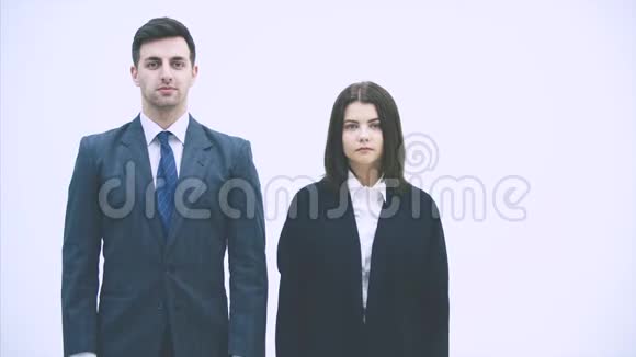 商界男女并肩站着竖起大拇指皱着眉头表示不赞成视频的预览图