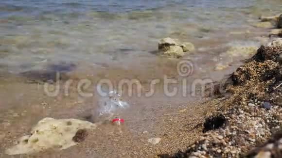 海滩上的塑料瓶垃圾塑料瓶离开海滩关注塑料瓶海浪视频的预览图