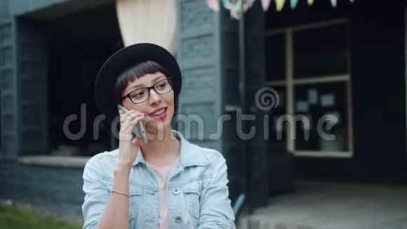 快乐女孩站在户外用手机聊天的慢镜头写真视频的预览图