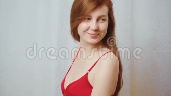 穿着红色丝绸睡衣的生姜美女视频的预览图
