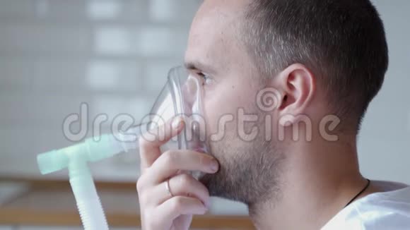在家吸入一个男人在家里吸入视频的预览图