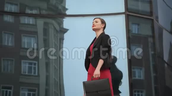 一位成功自信的女商人手里拿着公文包的肖像视频的预览图