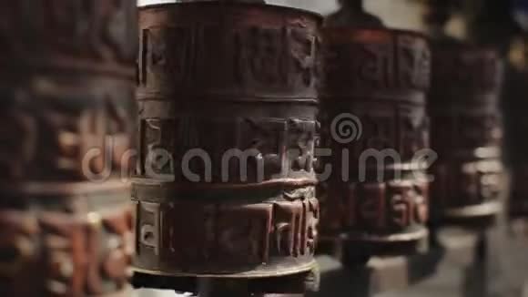 在尼泊尔加德满都一个旋转的佛教祈祷轮的特写视频的预览图
