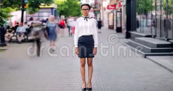 在城市街道穿着优雅服装的非裔美国女孩的时光流逝画像视频的预览图