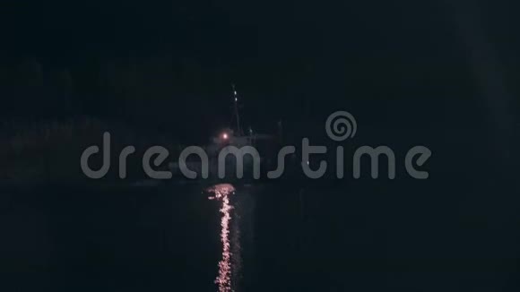 一艘拖船在漆黑的水里航行视频的预览图