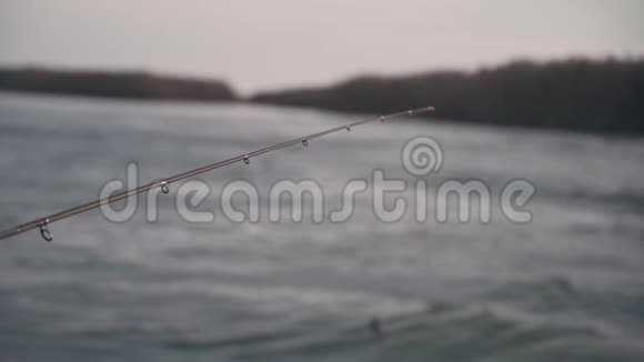 渔民用慢动作特写从船上旋转掠食鱼视频的预览图
