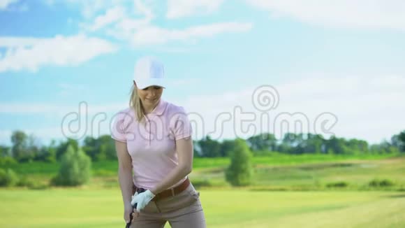 女高尔夫球手球杆击球乐射胜利视频的预览图