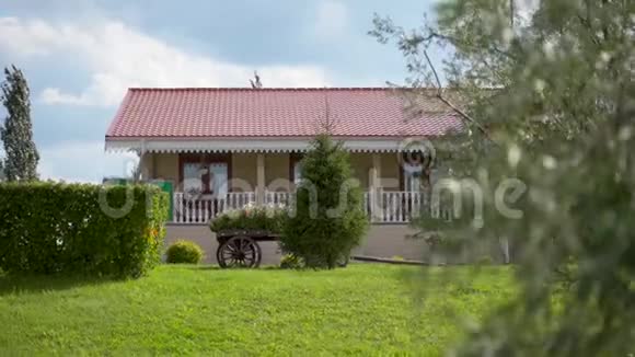 木屋大自然中的木屋平静和宁静木屋平房背景中的木屋使用绿色视频的预览图