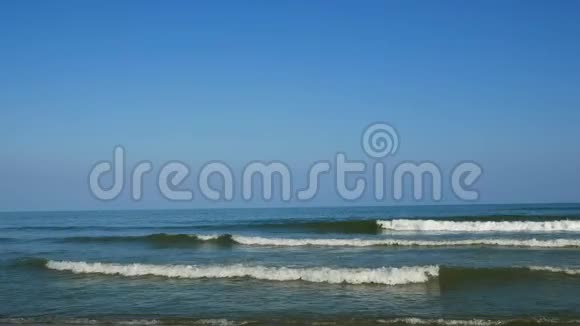泰国南部海滩上的海浪视频的预览图