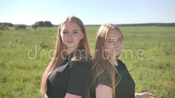 两个金发双胞胎姐妹的肖像视频的预览图