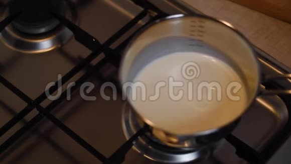 煮天然有机牛奶溢奶视频的预览图